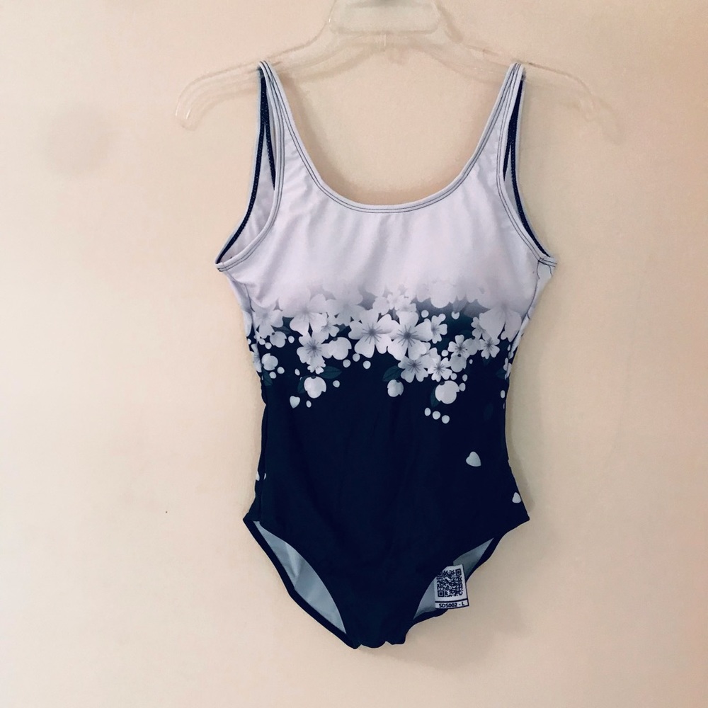 New swimsuit SizeL - Picture 2 of 8
